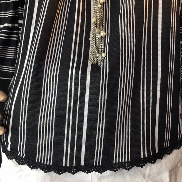 SOLD!♥️🌟NEW!! Size M | Sassy Off-The-Shoulder Top - Picture 3 of 7